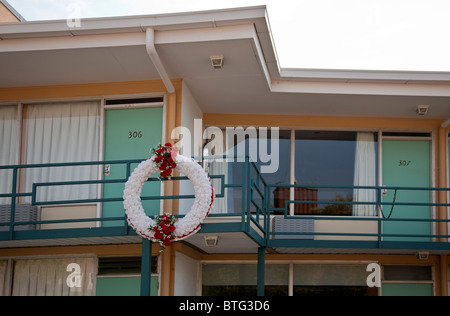 Wreath outside the balcony of the Lorraine Motel, Memphis, Tennessee, USA, where Dr Martin Luther King Jr was shot on 4.4.1968. Stock Photo