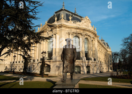 Statue of Churchill, jardin des Champs-Elysées, Paris, capital of France Stock Photo
