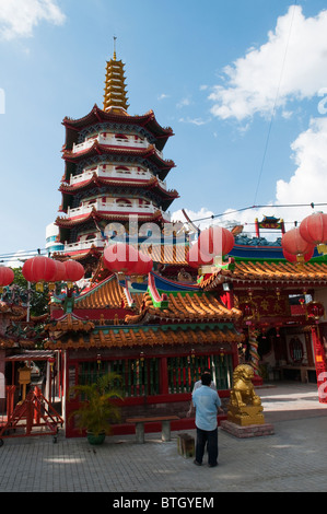 Two men talking in front of the 7 storey Chinese pagoda shaped Tua Pek Kong Temple on Jalan Temple in Sibu, Borneo Stock Photo