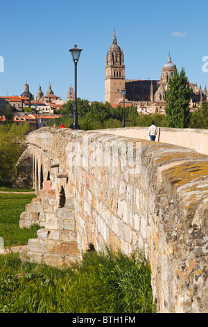 Salamanca, Salamanca Province, Spain. Cathedral seen beyond Roman bridge over Tormes River. Stock Photo