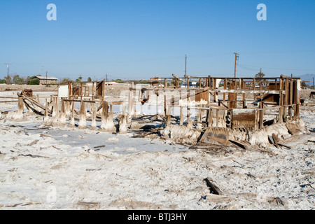 A building falling apart in Bombay Beach, Salton Sea, California Stock Photo