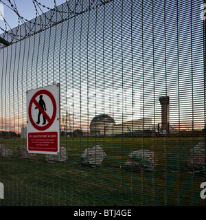 Security fence around the redundant nuclear reactor & reprocessing plant, Sellafield. (focus on fence & sign) Stock Photo