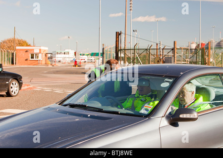 Security men at the Ineos oil refinery at Grangemouth in the Firth of Forth, Scotland, UK. Stock Photo