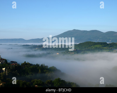 Fabulous landscape of the foggy morning in Tuscany. The valley between Montepulciano and Chiusi Stock Photo