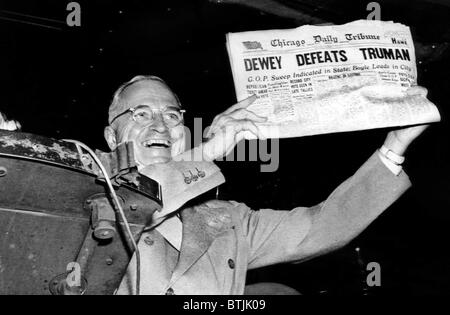EV1811 - Harry Truman holds up headline that declared Dewey the winner prematurely after Truman won the election, November 1948 Stock Photo