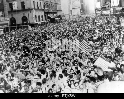 WORLD WAR II, Crowd In Times Square After Japanese Surrender, 1945 ...