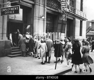 Montgomery Ward and Company, Chicago, employees comply with President Franklin D.Roosevelt's decree that they must return to wor Stock Photo