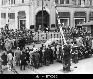 Montgomery Ward and Company, Chicago, employees and crowds watch, as military police & US Marshals arrive to enforce FDR's order Stock Photo