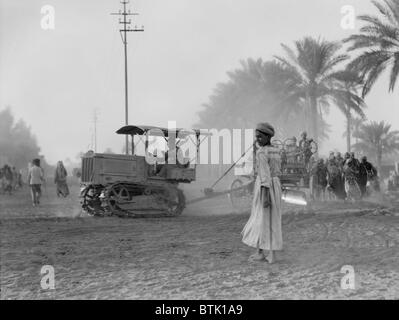 Medical College, tractor pulling a cart to the Baghdad and road building, Iraq, photograph September 26, - October 12, 1932. Stock Photo