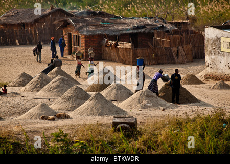 Salt gathering in Malawi Stock Photo