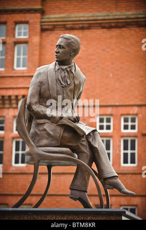 Memorial statue of for welsh actor singer and composer IVOR NOVELLO IN Cardiff BAY wales UK Stock Photo