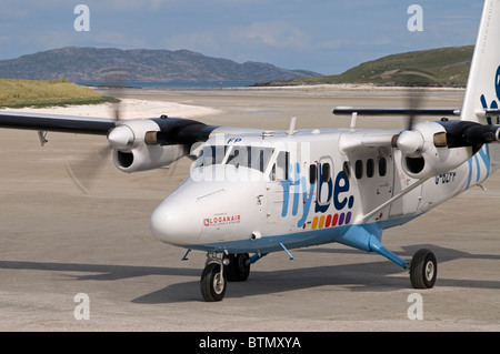 Flybe Twin Otter Aircraft arriving on the Traigh Mhor shellstrand airstrip Barra Airport, Hebrides. Scotland. SCO 6605