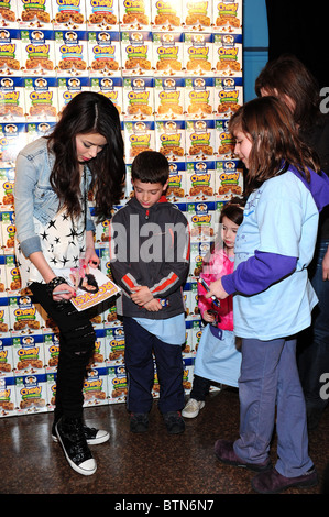 Miranda Cosgrove Promotes Quaker Chewy Granolas Bars Afterschool Alliance Stock Photo