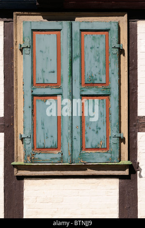 Ein alter Fensterladen in den Farben blau und braun. - An old window shutter in the colors colours blue and brown. Stock Photo