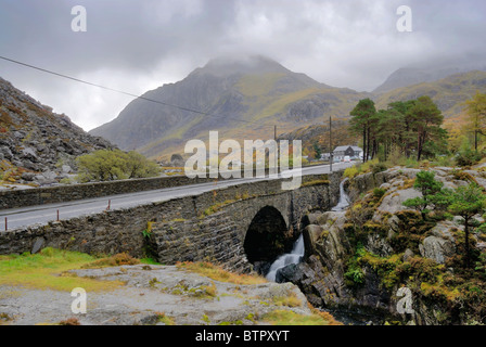 Tryfan and bridge over Afon Ogwen at Rhaeadr Ogwen ( Ogwen Waterfalls ), Gwynedd, North Wales. Stock Photo