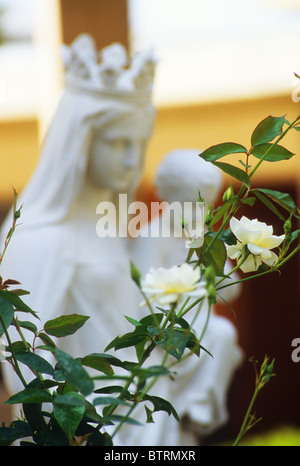 Statue Blessed Virgin Mary Mother God hold baby Jesus crown white garden peace love unselfish care caring love pray Stock Photo