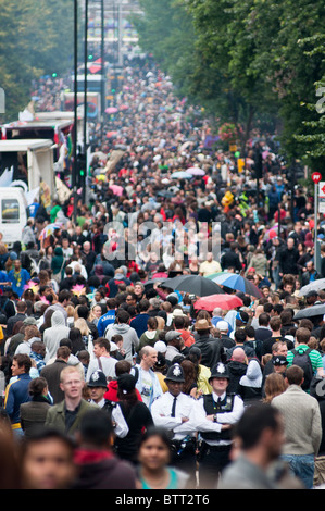 Policemen in a crowded Labroke grove at Notting Hill Carnival 2010 Stock Photo