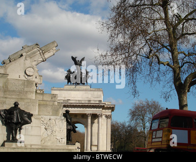 Royal Artillery Memorial and Wellington Arch, Hyde Park Corner, London Stock Photo