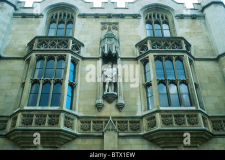 Canopied statue of King Henry VI on the facade of Kings College, Cambridge, Cambridgeshire, England, UK Stock Photo