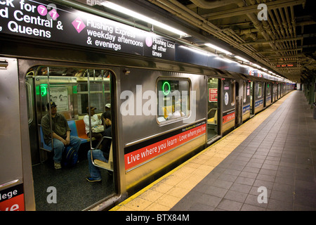 No 7 Subway train at Times Square Subway Station Stock Photo: 32539271 ...