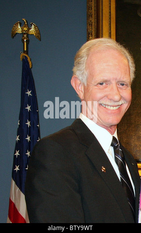 Mayor Bloomberg Presents Captain Chesley Sullenberger and the Crew of US Airways Flight 1549 with Keys to the City Stock Photo