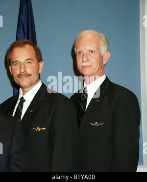 Mayor Bloomberg Presents Captain Chesley Sullenberger and the Crew of US Airways Flight 1549 with Keys to the City Stock Photo