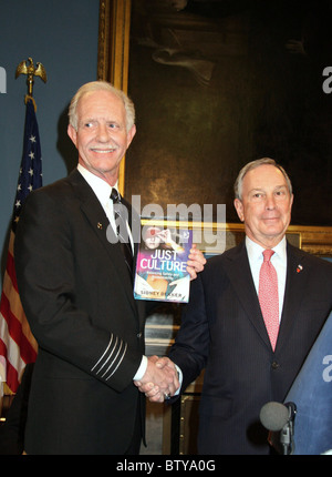 Mayor Bloomberg Presents Captain Chesley Sullenberger and the Crew of US Airways Flight 1549 with Keys to the City Stock Photo