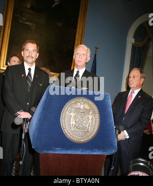 Mayor Bloomberg Presents Captain Chesley Sullenberger and the Crew of US Airways Flight 1549 with Keys to the City Stock Photo