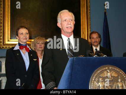 Mayor Bloomberg Presents Captain Chesley Sullenberger and the Crew of US Airways Flight 1549 with Keys to the City Stock Photo