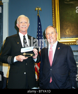 Mayor Bloomberg Presents Captain Chesley Sullenberger and the Crew of US Airways Flight 1549 with Keys to the City Stock Photo