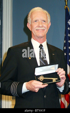 Mayor Bloomberg Presents Captain Chesley Sullenberger and the Crew of US Airways Flight 1549 with Keys to the City Stock Photo