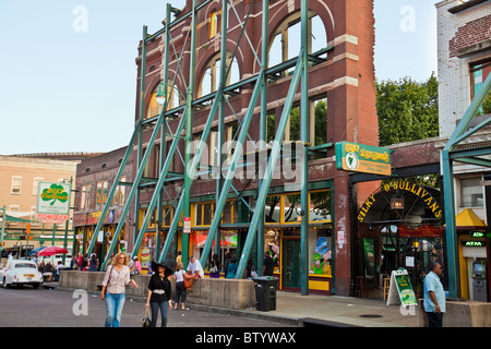 Exterior of Silky O'Sullivan's Barbecue Restaurant and Bar, Beale Street, downtown Memphis, Tennessee, USA Stock Photo