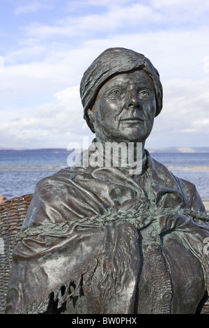 A bronze statue of a 'fishwife' on the harbour in Nairn, Scotland, commemorating the historic Fishertown area Stock Photo