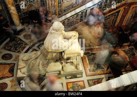 Confessio with a kneeling statue of Pope Pius IX, Basilica of Santa Maria Maggiore Stock Photo