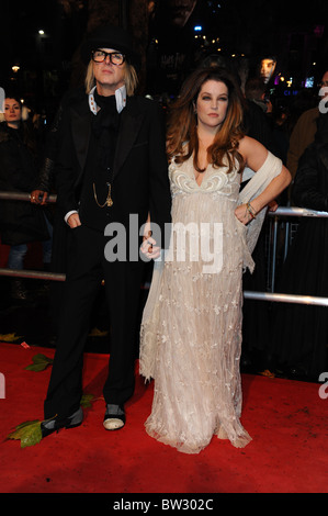 MICHAEL LOCKWOOD & LISA MARIE PRESLEY HARRY POTTER AND THE DEATHLY HALLOWS - PART 1 - FILM PREMIERE LEICESTER SQUARE LONDON EN Stock Photo