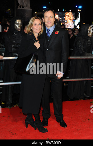 JASON ISAACS & GUEST HARRY POTTER AND THE DEATHLY HALLOWS - PART 1 - FILM PREMIERE LEICESTER SQUARE LONDON ENGLAND 11 November Stock Photo