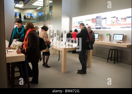 Paris, France, French Shopping Center, Carrousel du Louvre, General View, inside Apple Store, Crowd People Looking I-phones, shopper choosing goods, apple boutique Stock Photo