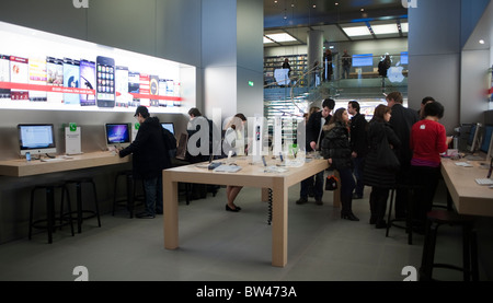 Paris, France, French Shopping Center, 'Carrousel du Louvre', General View, inside Apple Store, Large Crowd, Young People Buying, Looking, apple showroom, apple boutique Stock Photo