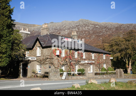 Pen-y-Gwryd hotel pub in the mountains of Snowdonia National Park. Nant-y-Gwryd, Gwynedd, North Wales, UK. Stock Photo