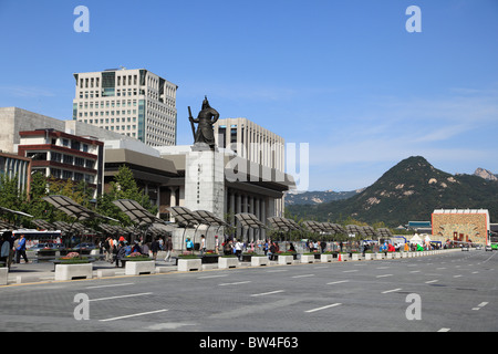 Admiral Yi Sun Sin Statue, Gwanghwamun Plaza, Gwanghwamun, Seoul, South Korea, Asia Stock Photo