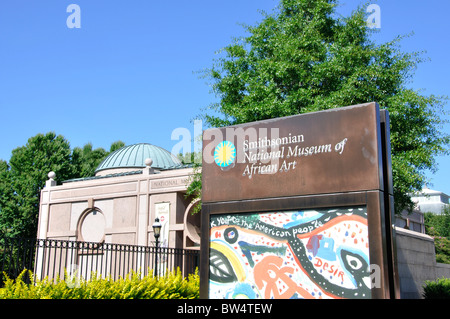 National Museum of African Art, The Smithsonian Castle ( Smithsonian Institution ), Washington DC, USA Stock Photo