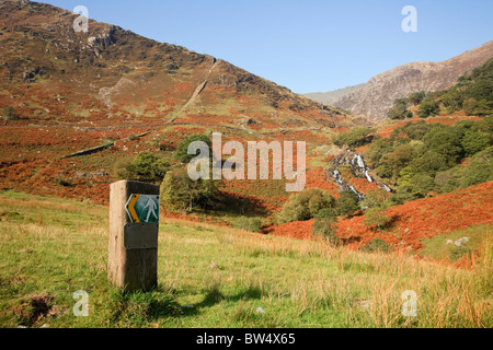 Footpath sign on Watkin Path route passing Cwm Llan waterfall to Mt Snowdon in Snowdonia. Cwm Llan, Gwynedd, North Wales, UK Stock Photo