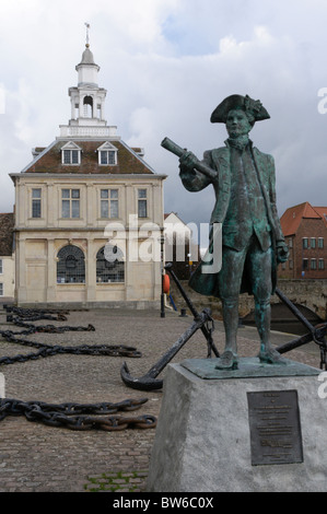 A statue of Captain George Vancouver with the Customs House in the background on the Purfleet Quay in King's Lynn, Norfolk Stock Photo