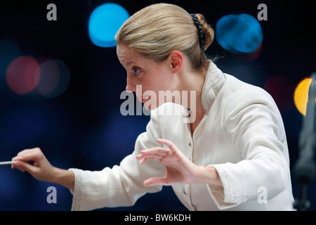 Joan Landry conducts the Boston Landmarks Orchestra at the Hatch Shell in Boston, Massachusetts Stock Photo