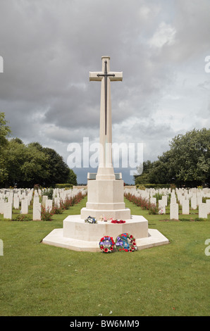 The Cross of Sacrifice in the Beny-Sur-Mer Canadian Commonwealth War Cemetery, near Courseulles-sur-Mer, Normandy, France. Stock Photo