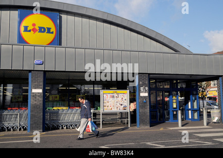 UK CUSTOMERS AT A LIDL SUPERMARKET IN BARKING LONDON Stock Photo