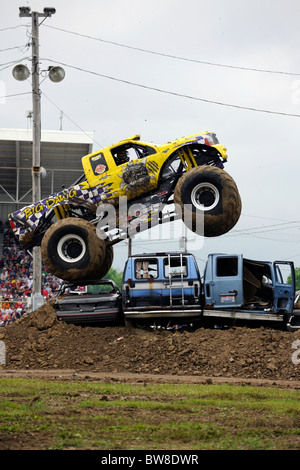 Monster Truck Big Daw'g monster truck at freestyle competition at 4x4 ...