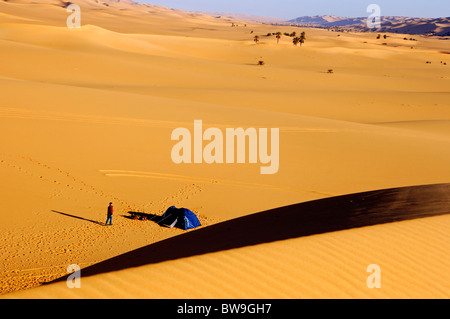 Quiet camping site at the foot of sand dune in the Awbari Sand Sea, Sahara desert, Libya Stock Photo
