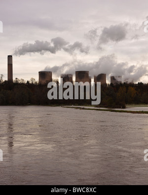 Ratcliffe-on-Soar coal-fired power station & the River Trent, Nottinghamshire, UK Stock Photo