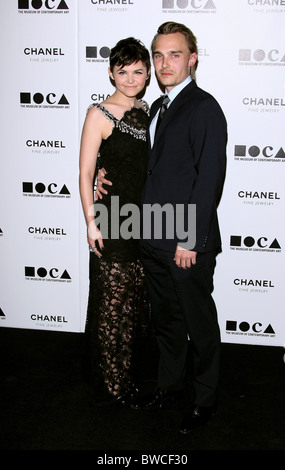 GINNIFER GOODWIN JOEY KERN MOCA LOS ANGELES BENEFIT GALA. PRESENTS THE ARTIST'S MUSEUM HAPPENING. DOWNTOWN LOS ANGELES CA Stock Photo